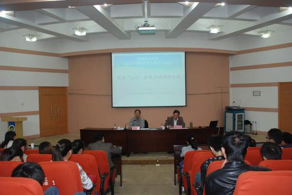 麻豆做爱
特邀河南省政府发展研究中心主任、研究员王永苏为师生做报告